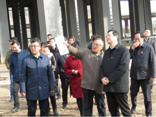 省委常委、西寧市委書記王曉在青海省物產(chǎn)集團(tuán)總公司黨委書記、總經(jīng)理王玉輝陪同下，深入青海物產(chǎn)朝陽物流園區(qū)。